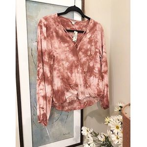 Woman’s Auburn Tie Dye Crisscross Long Sleeve